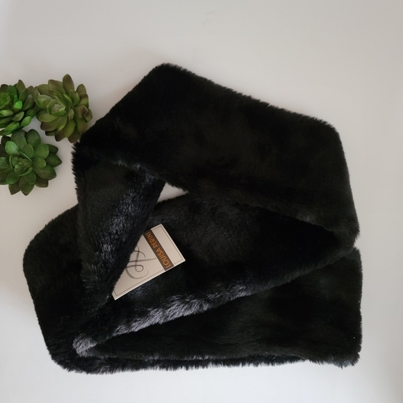 Faux Fur Infinity Scarf In Black NWT - Picture 3 of 11
